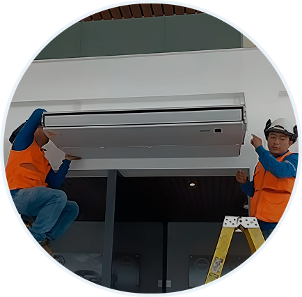 empleado-asiatico-paralizado-que-trabaja-en-la-recepcion-del-centro-de-atencion-telefonica-en-una-of (1)